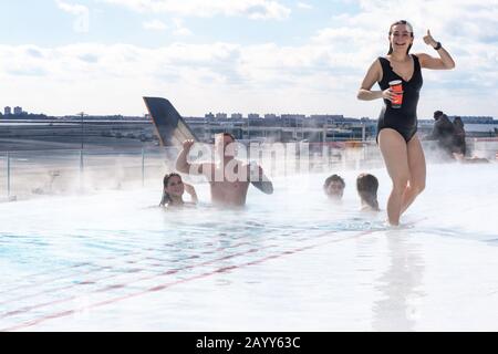 Gäste, die den Infinity-Pool auf dem Dach im TWA Hotel am John F. Kennedy Airport in New York City, USA, genießen Stockfoto