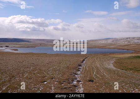 Ein kleiner See unter den landwirtschaftlichen Feldern in der Türkei von Çankırı Stockfoto