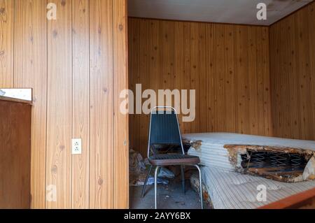 Matratzen in einem verlassenen Motelzimmer zerstört Stockfoto