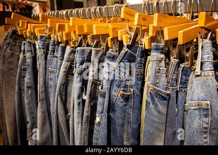 Mode blaue Hosen und Jeans auf dem Regal im Bekleidungsgeschäft. Stockfoto