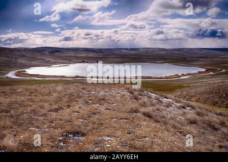 Ein kleiner See unter den landwirtschaftlichen Feldern in der Türkei von Çankırı Stockfoto