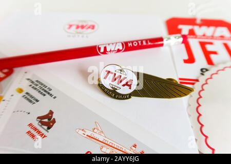 Stillleben von Erinnerungsstücken aus dem TWA Hotel am John F. Kennedy Airport in New York City, USA Stockfoto