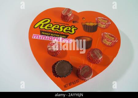 Valentinstag: Herzförmige Box von Reese's Peanut Butter Cup Miniatures, USA Stockfoto