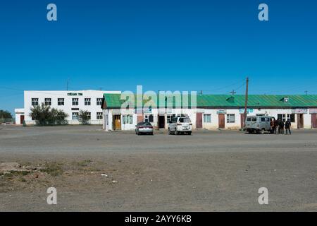 Eine Straßenszene in Bulgan Sum, eine Siedlung in der Wüste Gobi, der