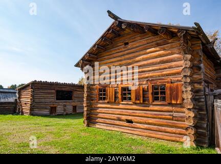 Altmodisches Holzhaus oder Holzhütte im traditionellen Stil mit Fensterläden, Taltsy-Museum für Holzarchitektur, Region Irkutsk, Sibirien, Russland Stockfoto