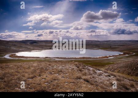 Ein kleiner See unter den landwirtschaftlichen Feldern in der Türkei von Çankırı Stockfoto