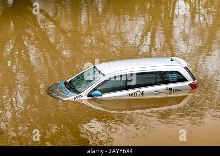 NANTGARW, IN DER NÄHE VON CARDIFF, WALES - FEBRUAR 2020: Nahaufnahme eines im Sturmwasser untergetauchten Autos, nachdem der Fluss Taff seine Ufer in der Nähe von Cardiff platzte. Stockfoto
