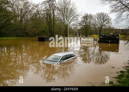 NANTGARW, IN DER NÄHE VON CARDIFF, WALES - FEBRUAR 2020: Auto im Sturmwasser untergetaucht, nachdem der Fluss Taff seine Ufer in der Nähe von Cardiff platzte. Stockfoto