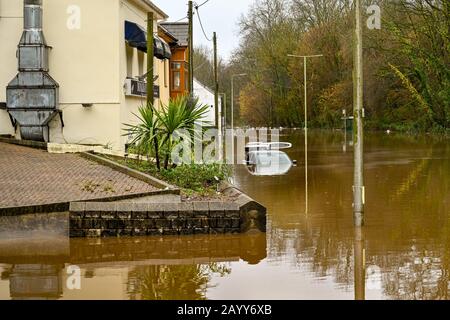 NANTGARW, IN DER NÄHE VON CARDIFF, WALES - FEBRUAR 2020: Autos unterspült und Gebäude überflutet, nachdem der Fluss Taff seine Ufer in der Nähe von Cardiff platzte. Stockfoto