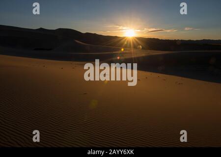 Sonnenuntergang über den Hongoryn Els Sanddünen in der Wüste Gobi im Süden der Mongolei. Stockfoto