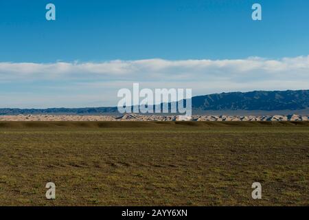 Blick auf die Sanddünen der Hongoryn Els in der Wüste Gobi im Süden der Mongolei. Stockfoto