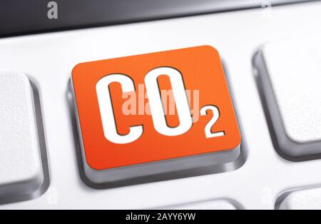 CO2 Chemische Formel für Kohlendioxid auf einer orangefarbenen Tastaturtaste, Warnhinweis für das Konzept der globalen Erwärmung Stockfoto