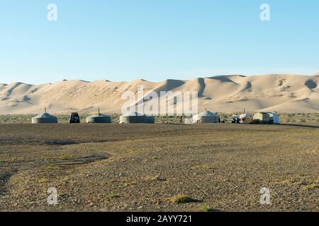 Ein Herder-Camp vor den Hongoryn-Els-Sanddünen in der Wüste Gobi im Süden der Mongolei. Stockfoto