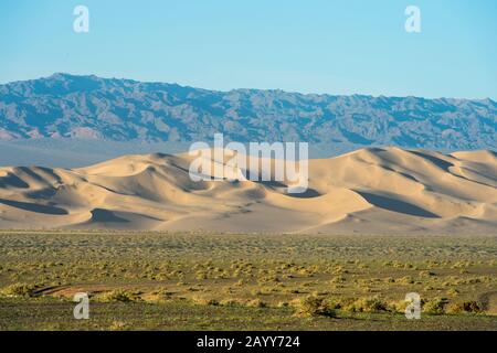 Blick auf die Sanddünen der Hongoryn Els in der Wüste Gobi im Süden der Mongolei. Stockfoto