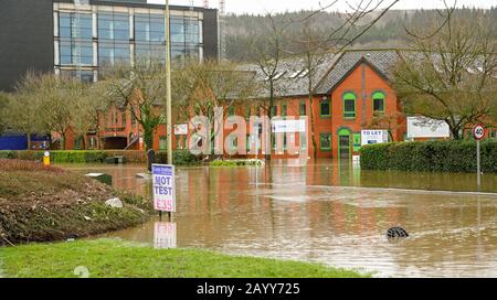 NANTGARW, IN DER NÄHE VON CARDIFF, WALES - FEBRUAR 2020: Überflutete Büros auf dem Treforest Industrial Estate in der Nähe von Cardiff Stockfoto