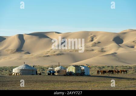 Ein Herder-Camp vor den Hongoryn-Els-Sanddünen in der Wüste Gobi im Süden der Mongolei. Stockfoto