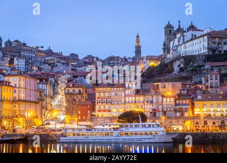 Porto in Portugal und sein schöner touristischer Teil von Gaia und die malerische historische Architektur des alten Europas. Bunte Gebäude von Porto Stockfoto