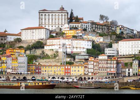 Porto in Portugal und sein schöner touristischer Teil von Gaia und die malerische historische Architektur des alten Europas. Bunte Gebäude von Porto Stockfoto