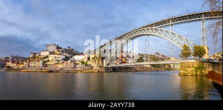 Porto, Portugal. Panorama-Stadtbild von Porto, Portugal mit der berühmten Luis-I-Brücke und dem Fluss Douro Stockfoto