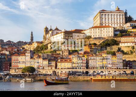 Porto in Portugal und sein schöner touristischer Teil von Gaia und die malerische historische Architektur des alten Europas. Bunte Gebäude von Porto Stockfoto