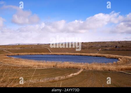 Ein kleiner See unter den landwirtschaftlichen Feldern in der Türkei von Çankırı Stockfoto