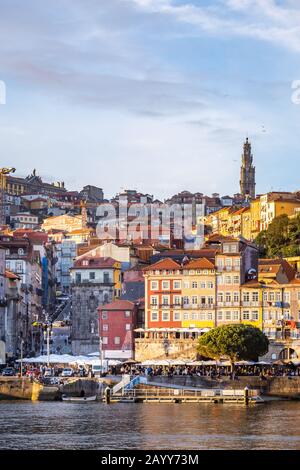 Porto in Portugal und sein schöner touristischer Teil von Gaia und die malerische historische Architektur des alten Europas. Bunte Gebäude von Porto Stockfoto