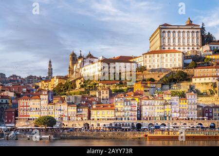 Porto in Portugal und sein schöner touristischer Teil von Gaia und die malerische historische Architektur des alten Europas. Bunte Gebäude von Porto Stockfoto