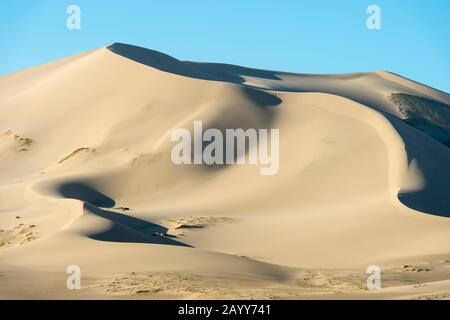 Blick auf die Sanddünen der Hongoryn Els in der Wüste Gobi im Süden der Mongolei. Stockfoto