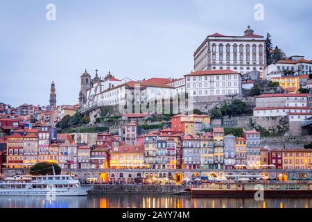 Porto in Portugal und sein schöner touristischer Teil von Gaia und die malerische historische Architektur des alten Europas. Bunte Gebäude von Porto Stockfoto