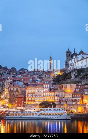 Porto in Portugal und sein schöner touristischer Teil von Gaia und die malerische historische Architektur des alten Europas. Bunte Gebäude von Porto Stockfoto