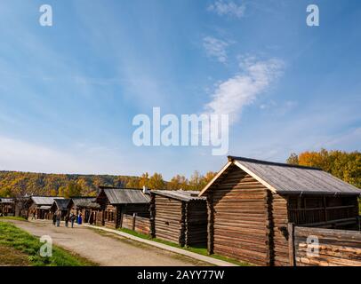 Holzhäuser oder -Kabinen im traditionellen Stil, das Taltsy-Museum für Holzarchitektur, die Region Irkutsk, Sibirien, Russland Stockfoto