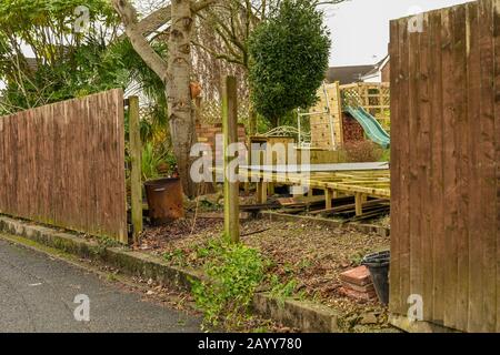 Cardiff, WALES - FEBRUAR 2020: Holzgartenzaun durch die starken Winde eines Wintersturms zerstört Stockfoto