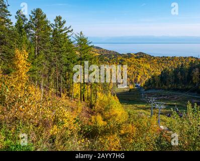 Herbstbäume und Farben in Istlend Skilift mit Blick auf den Baikalsee, Listvyanak, Irkutsker Region, Sibirien, Russland Stockfoto