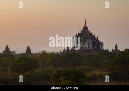 Blick auf den alten Tempel von bin NYU (Thatbinnyu) in Bagan, Myanmar (Birma) bei Sonnenuntergang. Tempel wird nach einem Erdbeben wiederhergestellt. Stockfoto