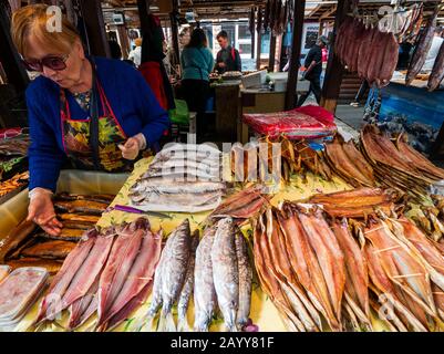 Frau, die getrockneten und geräucherten Fisch zum Verkauf am Marktstand, in Listvyanka, in der Region Irkutsk, in Sibirien, in Russland verkauft Stockfoto