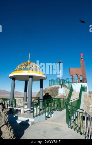 Das Denkmal für das 75-jährige Jubiläum der Provinz Bayan-Ulgii über der Stadt Ulgii (Ölgii) in der westlichen Mongolei. Stockfoto