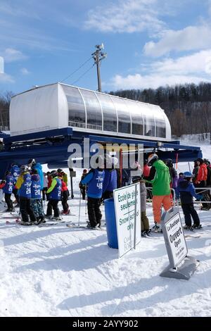 Schlangen am Familientag, Skifahren im Camp Fortune, Chelsea, Quebec, Kanada. Stockfoto