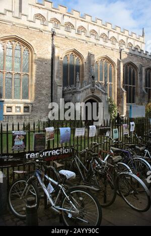 Great St. Mary's Church, St. Mary's Passage, Cambridge, England, Großbritannien, mit Fahrradparkplatz und Wiederauferstehung! Stockfoto