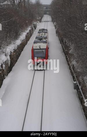 Nordwärts fahrender OC Transpo O-Zug an einem sehr verschneiten Wintertag in Ottawa, Ontario, Kanada. Stockfoto