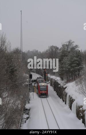 Der O-Zug OC Transpo an der Haltestelle Carling an einem sehr stumpfen, verschneiten Wintertag in Ottawa, Ontario, Kanada. Stockfoto