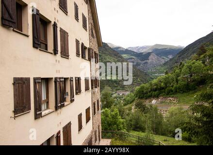 Encamp - ein kleines Dorf in den Pyrenäen in Andorra. Encamp gilt als wichtiges Sommer- und Wintersportzentrum für den Tourismus in Andorra. In der Nähe von pl Stockfoto