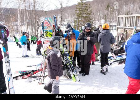 Skifahrer parken ihre Ausrüstung, bevor sie in Camp Fortune, Chelsea, Quebec, Kanada nach einem Apres Ski fahren. Stockfoto