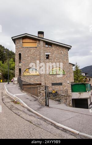 Encamp, Andorra - 4. Juni 2017: Ein kleines Dorf in Encamp, das sich in den Pyrenäen in Andorra befindet. Encamp gilt als wichtiger Sommer Stockfoto