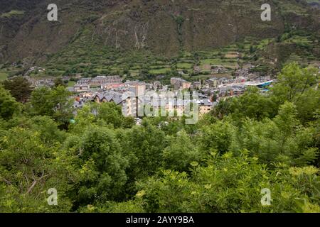 Blick auf ein kleines Dorf in Encamp, das sich in den Pyrenäen in Andorra befindet. Großartiger Ort zum Wandern, Trekking und Campen. Große Wanderung in den Vorderen Stockfoto