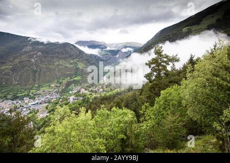 Blick auf ein kleines Dorf in Encamp, das sich in den Pyrenäen in Andorra befindet. Großartiger Ort zum Wandern, Trekking und Campen. Große Wanderung in den Vorderen Stockfoto