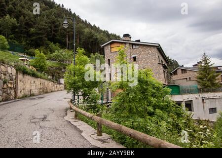 Encamp - ein kleines Dorf in den Pyrenäen in Andorra. Encamp gilt als wichtiges Sommer- und Wintersportzentrum für den Tourismus in Andorra. In der Nähe von pl Stockfoto