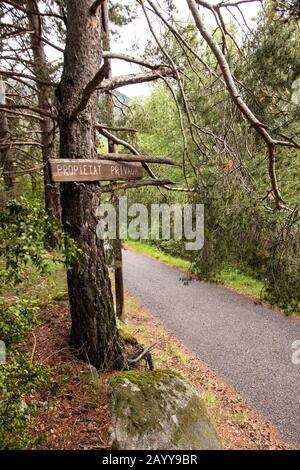 Schild mit Privateigentum (Propietat Privada) mitten im Wald, in der Nähe des Dorfes Encamp, in Andoora - Pyrenäengebirge Stockfoto