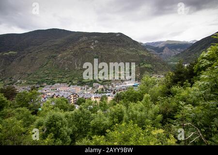 Blick auf ein kleines Dorf in Encamp, das sich in den Pyrenäen in Andorra befindet. Großartiger Ort zum Wandern, Trekking und Campen. Große Wanderung in den Vorderen Stockfoto