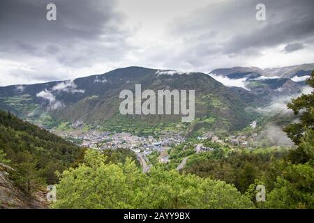 Blick auf ein kleines Dorf in Encamp, das sich in den Pyrenäen in Andorra befindet. Großartiger Ort zum Wandern, Trekking und Campen. Große Wanderung in den Vorderen Stockfoto