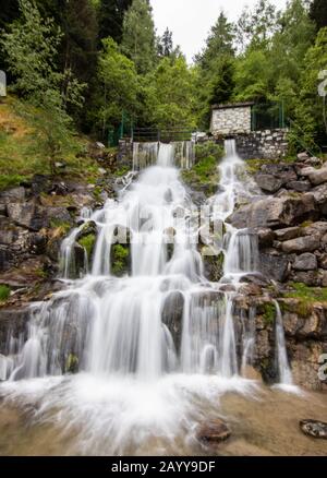 Ein kleiner Wasserfall in der Nähe eines Dorfes von Encamp, Andorra. Das Hotel liegt im Pyrenäengebirge. Lange Belichtung Stockfoto